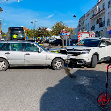 Colisão entre dois carros provoca três feridos em Almeirim