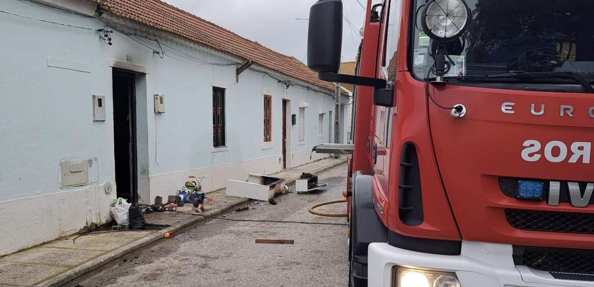 Incêndio danifica habitação na Tapada