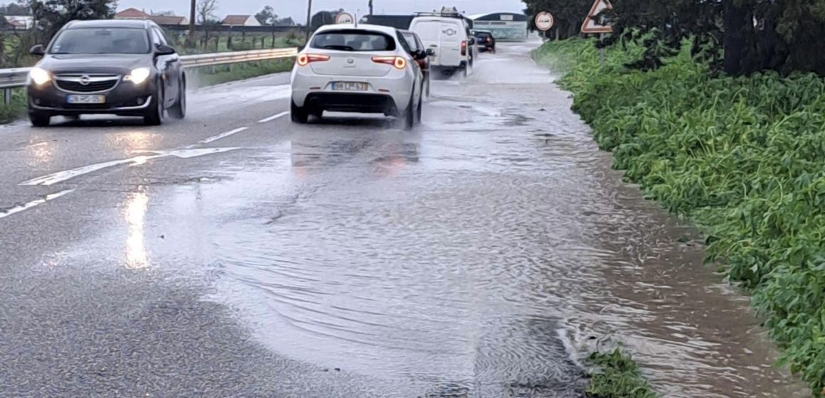 Lençóis de água na EN 118 causam perigo