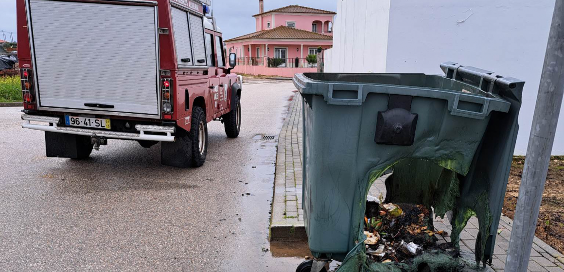 Contentor do lixo arde em Fazendas de Almeirim