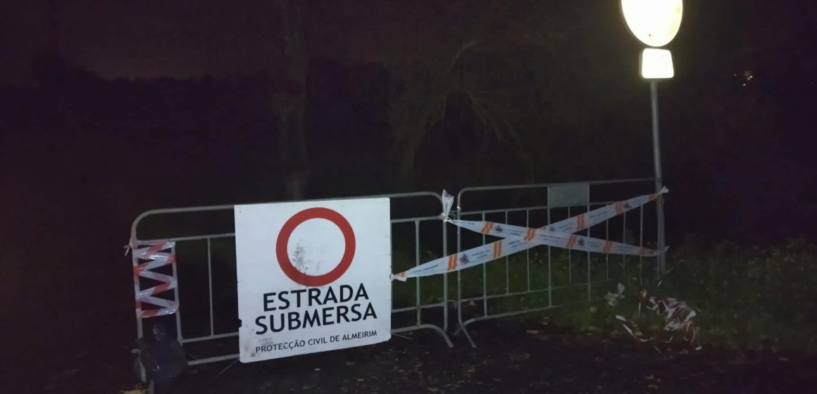 ‘Estrada do meio’ interdita ao trânsito devido à acumulação de água