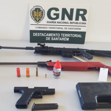 Investigação sobre ameaças leva GNR a apreender armas e munições em Almeirim