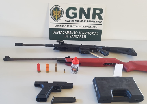 Investigação sobre ameaças leva GNR a apreender armas e munições em Almeirim