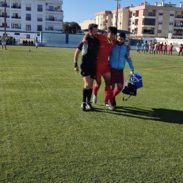 Árbitro de Almeirim ajuda jogador lesionado a sair do campo