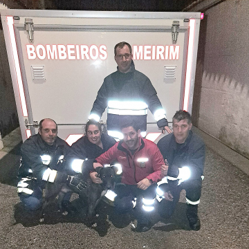 Bombeiros de Almeirim salvam cão que caiu a um poço