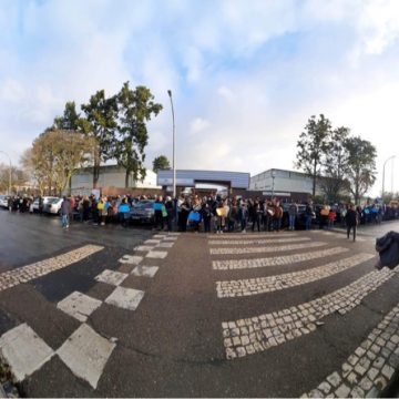 Professores manifestam-se à porta da Secundária