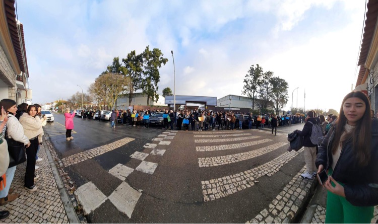 Professores manifestam-se à porta da Secundária