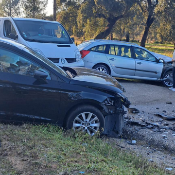 Colisão entre dois carros provoca seis feridos