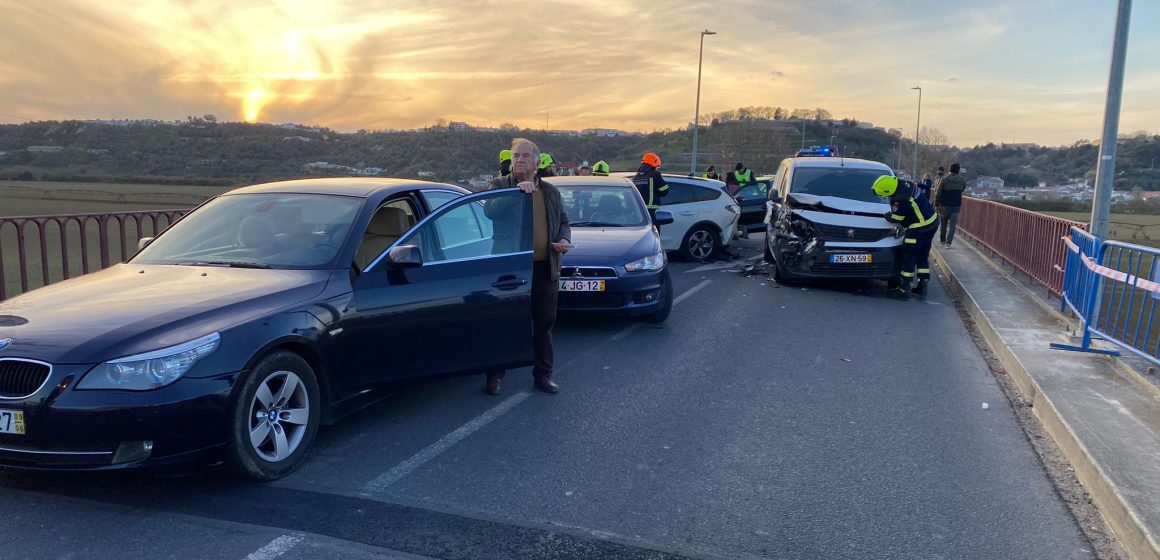 Dois acidentes provocam vários feridos na ponte D. Luís (c/fotos)