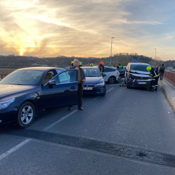 Dois acidentes provocam vários feridos na ponte D. Luís (c/fotos)