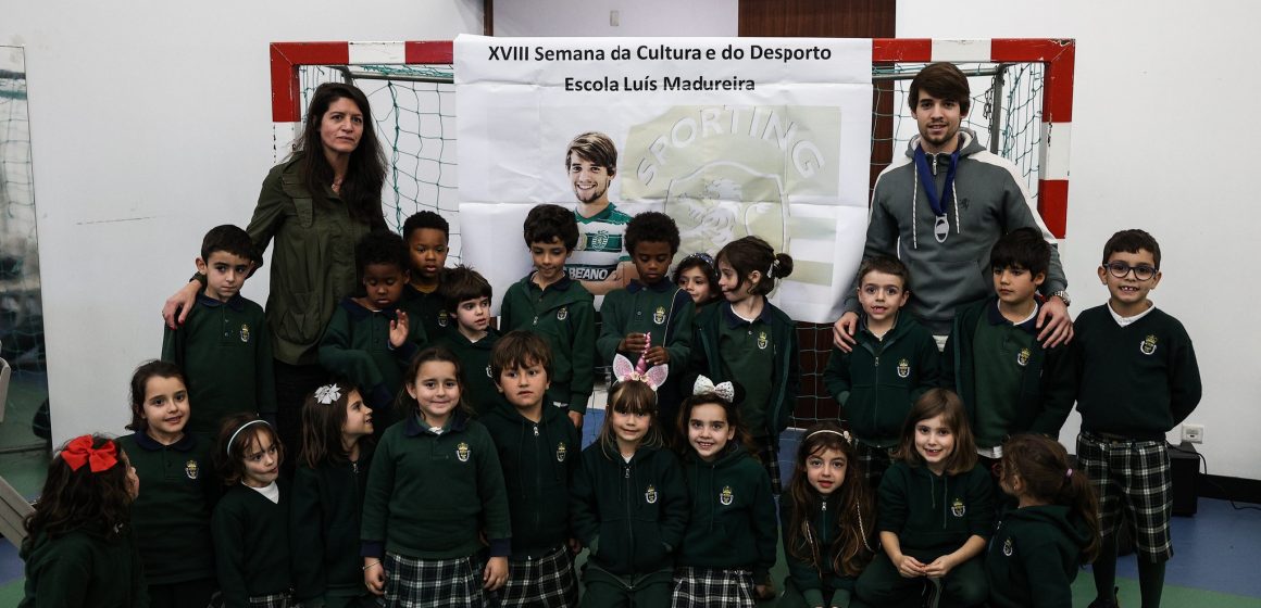 Daniel Bragança visita e distribui autógrafos em escola na Amadora