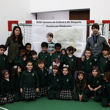 Daniel Bragança visita e distribui autógrafos em escola na Amadora