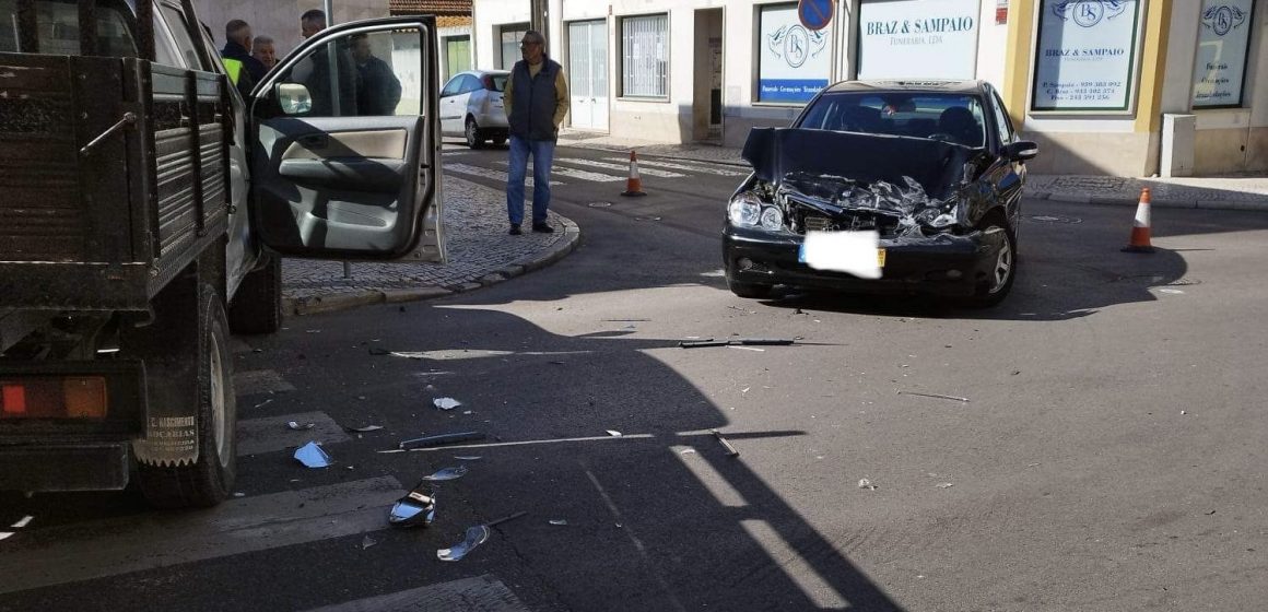 Viatura da Câmara de Almeirim envolvida em acidente