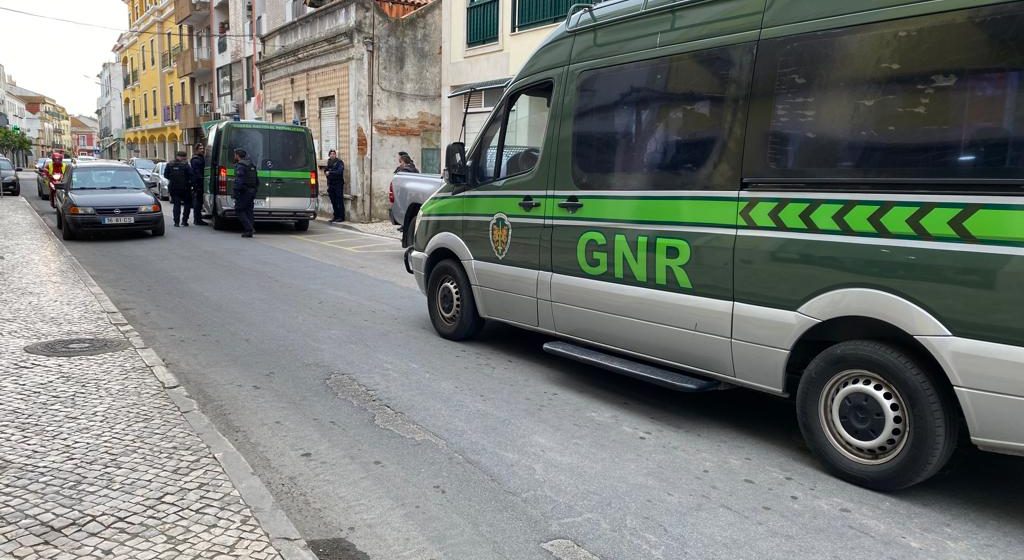 Grande operação da GNR em Almeirim com mais de um centena de imigrantes detidos