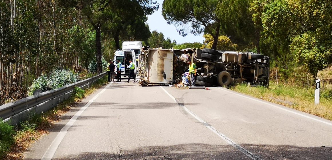 Despiste de camião recolha de resíduos provoca três feridos, dois deles graves e corta EN 114