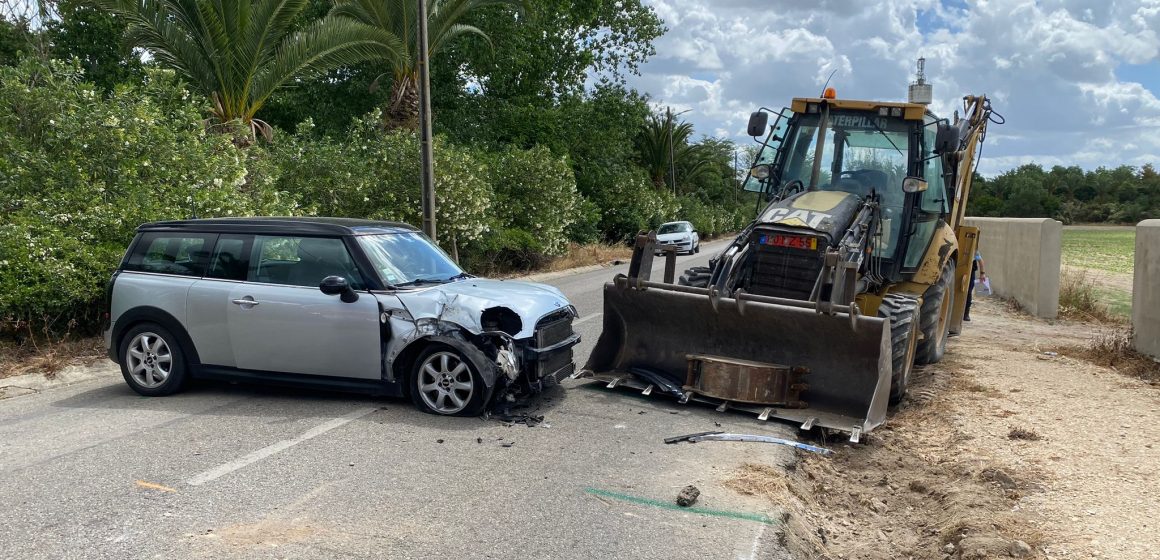 Três feridos, um deles grave, em acidente que envolveu retroescavadora da Câmara de Almeirim