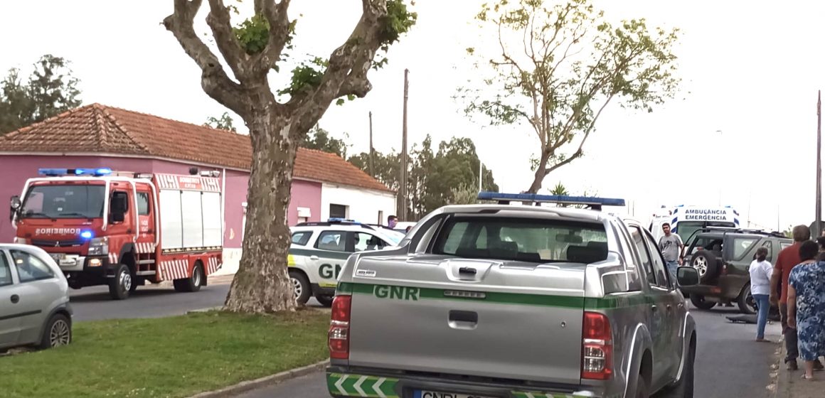 Colisão entre moto e ligeiro de passageiros provoca um ferido em Almeirim