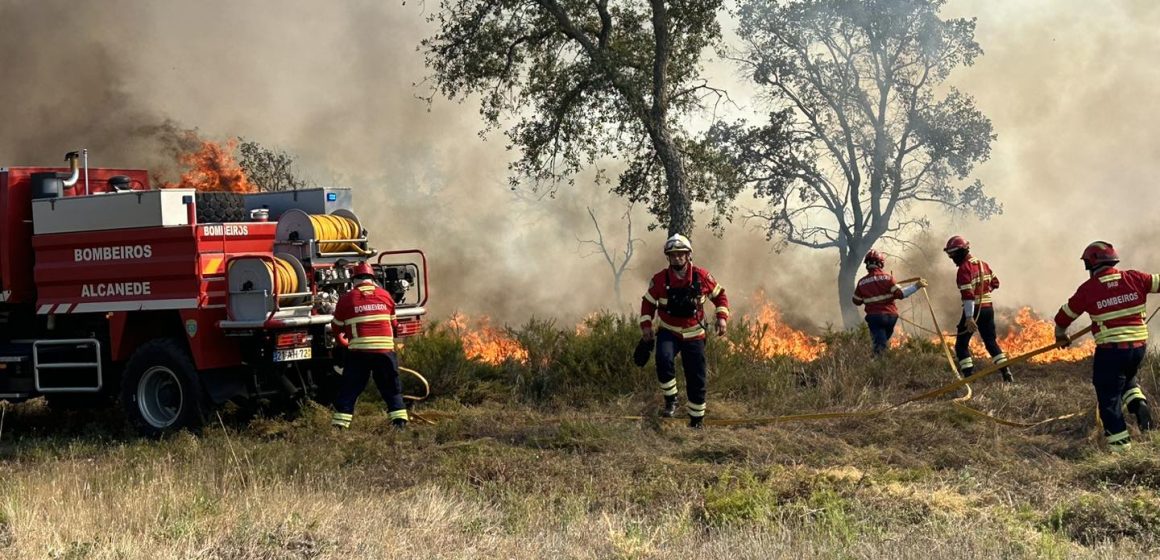 Incêndio mobilizou mais de 100 operacionais e três meios aéreos junto ao concelho de Almeirim
