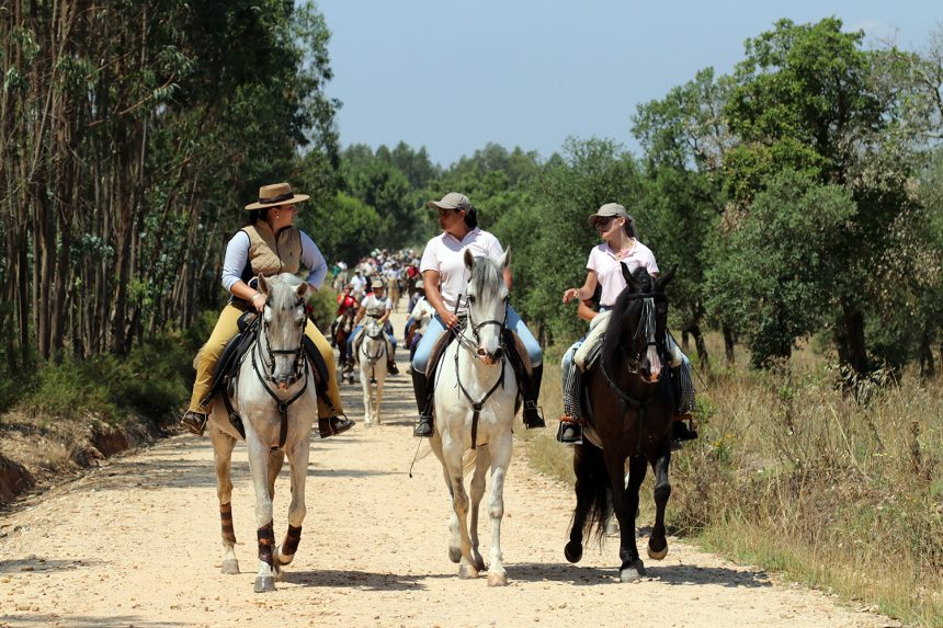 Passeio equestre reúne mais de 200 cavaleiros em Fazendas de Almeirim (c/fotos)