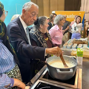 Presidente da República ajuda a fazer arroz doce de Almeirim