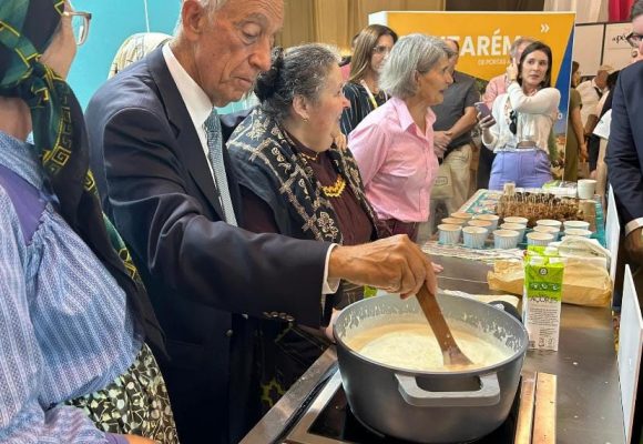 Presidente da República ajuda a fazer arroz doce de Almeirim