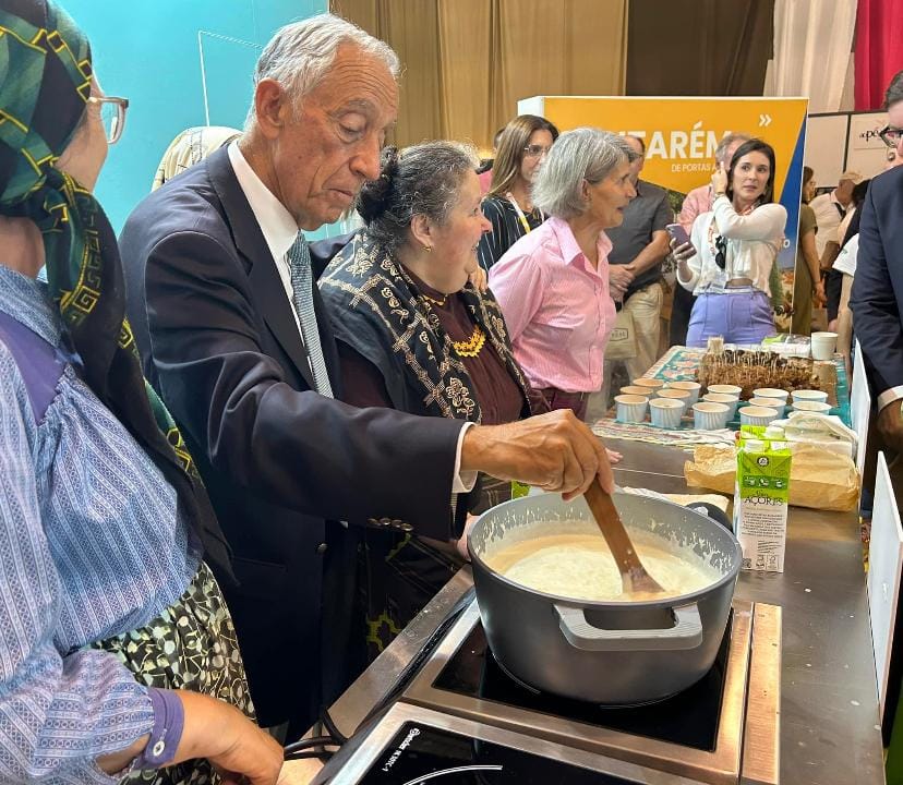 Presidente da República ajuda a fazer arroz doce de Almeirim
