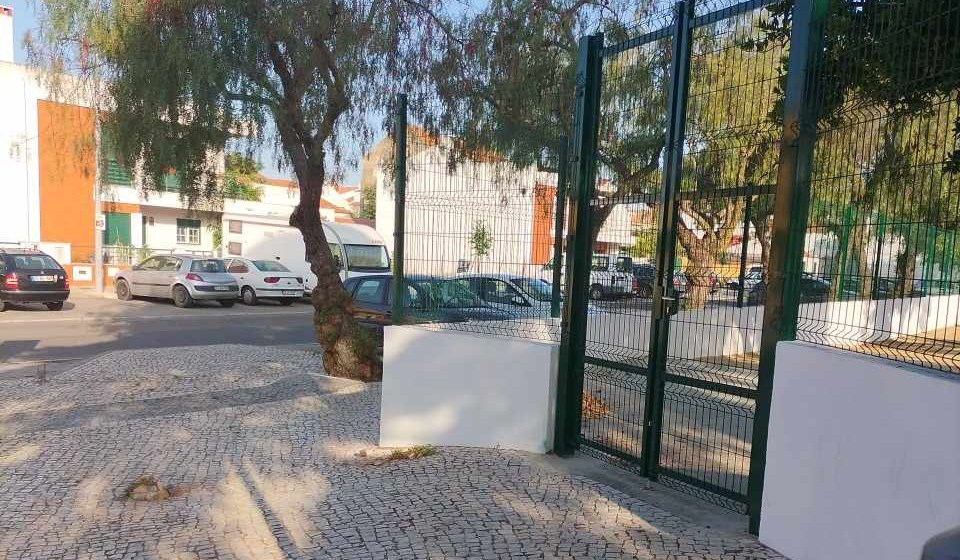 Ritual de bruxaria à porta da Escola Canto do Jardim