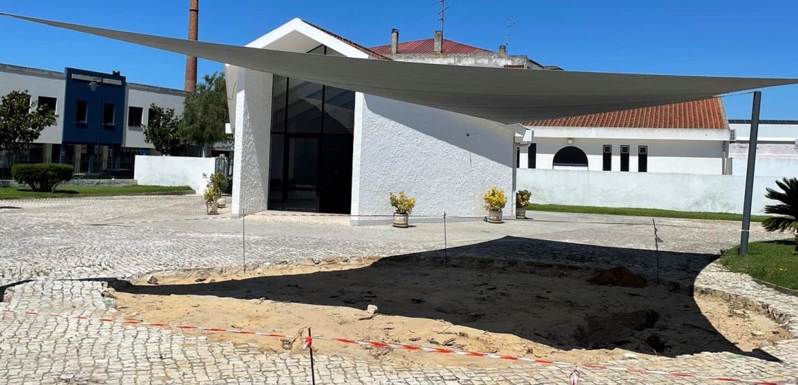 Toldo substitui sombra da Tília no cemitério de Almeirim