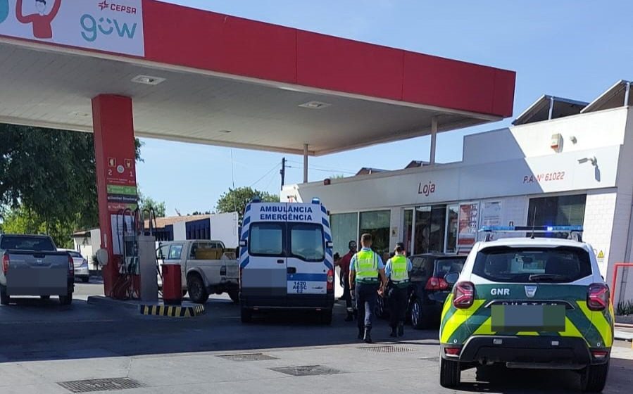 Colisão rodoviária na Cepsa em Almeirim
