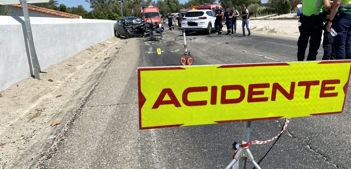 Colisão frontal provoca três feridos graves na EN118