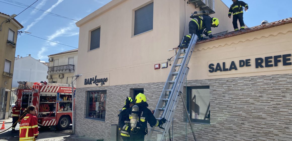 Incêndio danifica restaurante em Almeirim