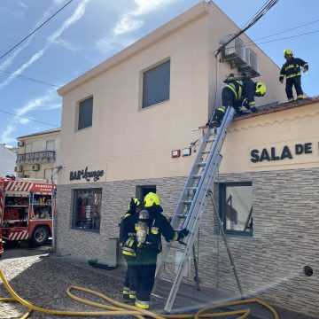 Incêndio danifica restaurante em Almeirim