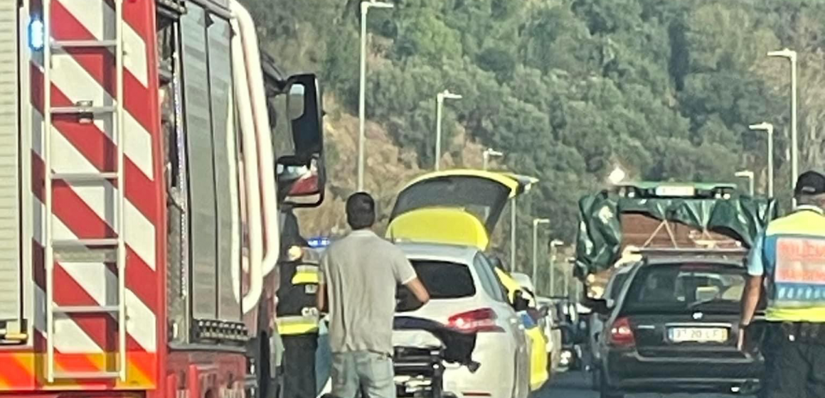 Um ferido grave em colisão entre motociclo e ligeiro de passageiros na Ponte D. Luis