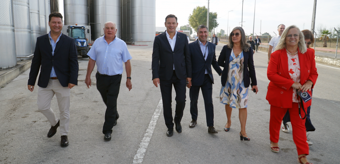Presidente do PSD visita Adega Cooperativa de Almeirim (c/fotos)
