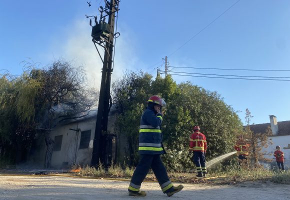 Incêndio em PT mobiliza bombeiros em Almeirim