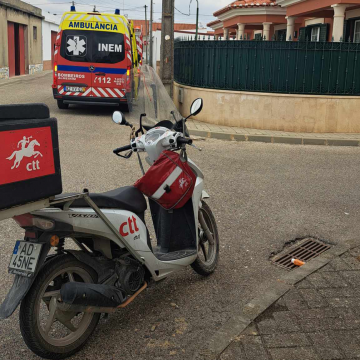 Acidente entre ciclomotor e veículo ligeiro provoca um ferido