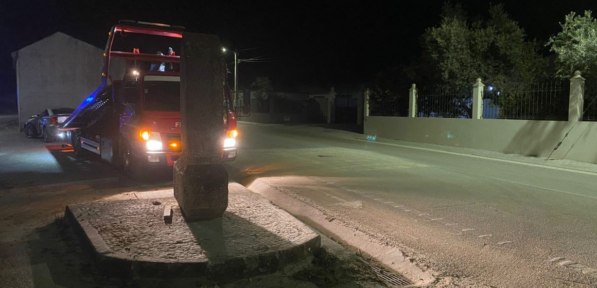 Despiste seguido de colisão com edifício na estrada entre Almeirim e Fazendas de Almeirim