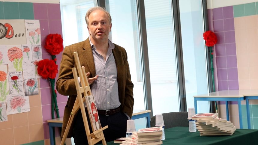 Câmara de Almeirim oferece aos alunos do concelho livro sobre as proibições do período do Estado Novo