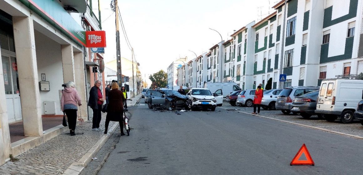 Colisão aparatosa condiciona trânsito na rua dos Aliados