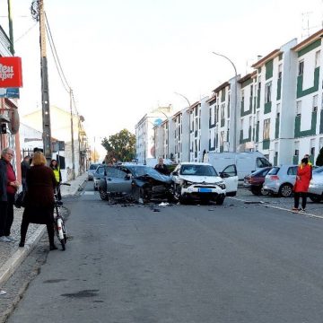 Colisão aparatosa condiciona trânsito na rua dos Aliados