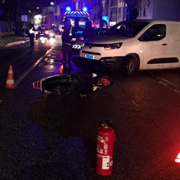 Colisão entre moto e carro provoca um ferido na zona dos restaurantes