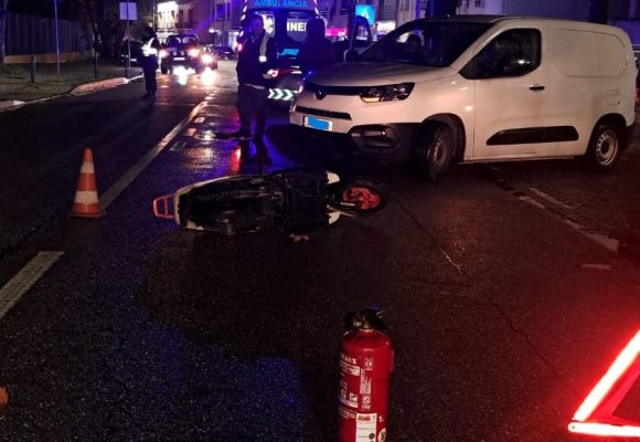 Colisão entre moto e carro provoca um ferido na zona dos restaurantes