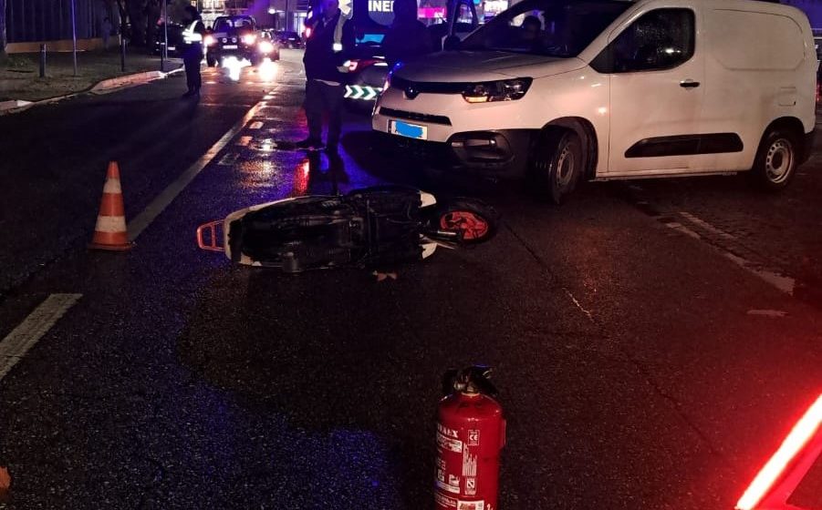 Colisão entre moto e carro provoca um ferido na zona dos restaurantes