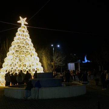 Freguesia da Raposa inaugura árvore de natal