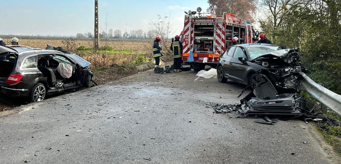 Acidente com dois carros provoca três feridos graves na EN368