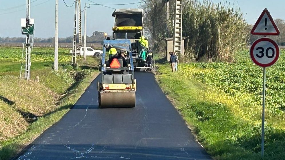 Dois quilómetros e meio de alcatrão na “Estrada do Meio”