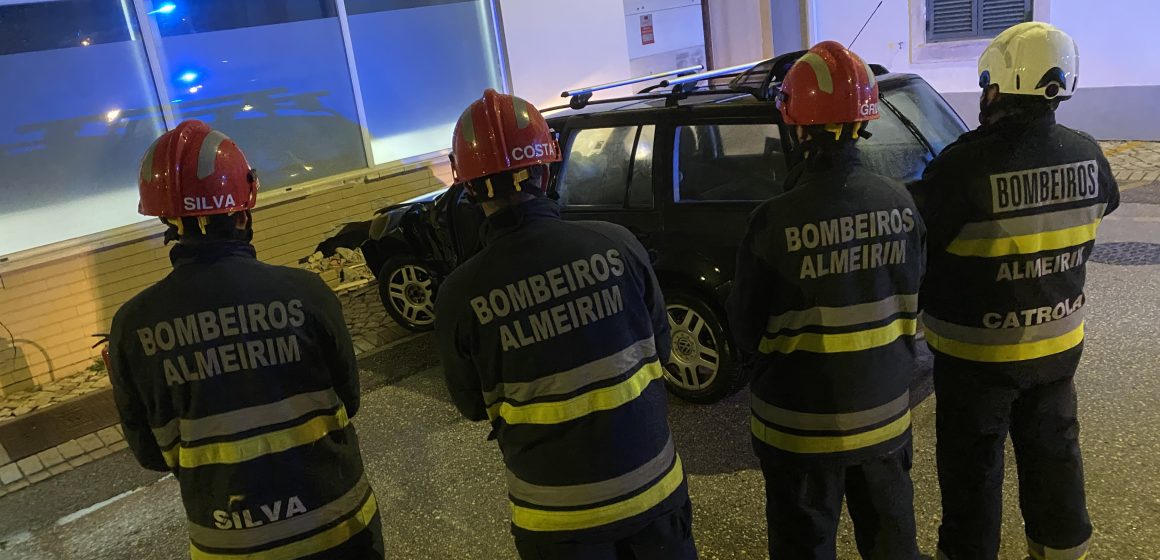 Despiste provoca dois feridos no centro de Almeirim