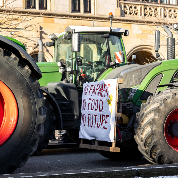 Agricultores protestam com tratores nas estradas da região
