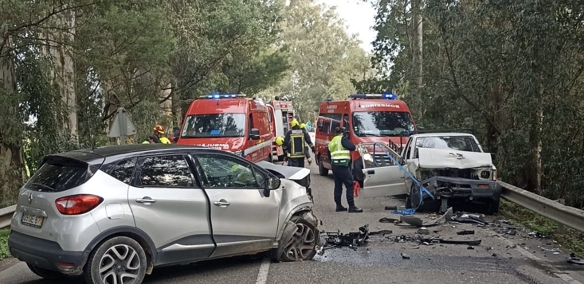 Colisão frontal provoca dois feridos, um grave, na EN118, na Azeitada (c/fotos)