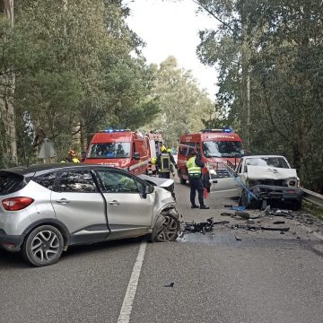 Colisão frontal provoca dois feridos, um grave, na EN118, na Azeitada (c/fotos)